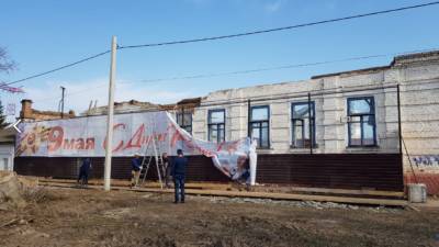 Как ножом по сердцу: баннерами с фото ветеранов ВОВ завешали руины дома в Балаково