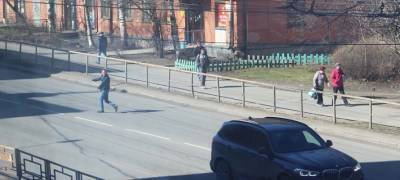 Мужчина в Петрозаводске бегает по дороге и кидается под колеса автомобилей (ФОТО, ВИДЕО)