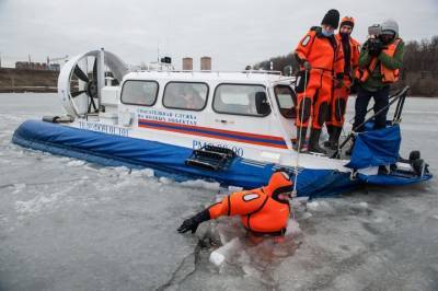 Москвичам напомнили об опасности прогулок на льду