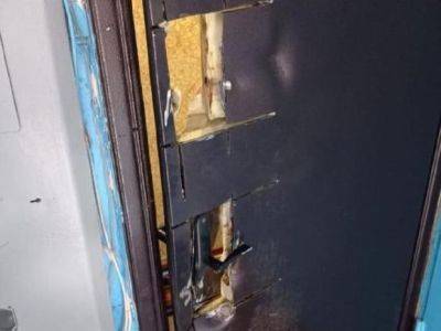 Омоновцы сломали дверь и ворвались в квартиру, где разыскиваемая не живет семь лет