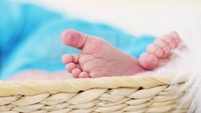 Астраханские врачи спасли рожденного в душевой кабине больницы ребенка