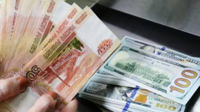 Курс рубля снизился на фоне сообщений о санкциях США