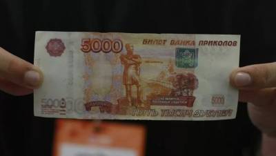Житель Тверской области украл у соседа из сейфа 100 долларов и банкноты «банка приколов»