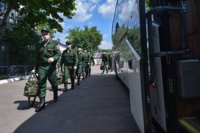 В Россия началась отправка призывников в войска