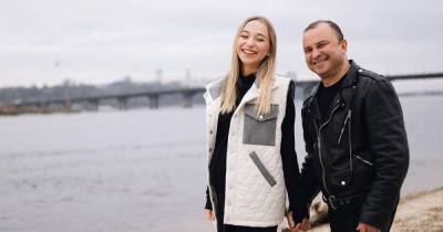 Беременная жена Виктора Павлика позировала с ним на набережной в Киеве
