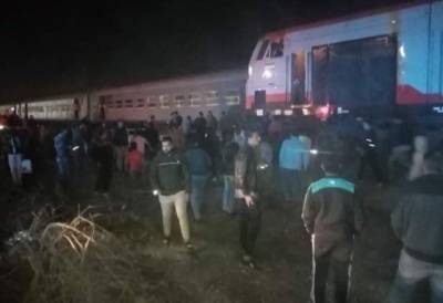 В Египте с рельс сошел поезд с пассажирами (ФОТО)