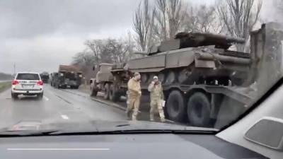 Видео: Украина перебрасывает танки к линии фронта на Донбассе