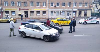 На Черняховского из-за ДТП с легковушками автобусы едут по тротуару (фото)