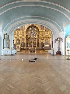В Андреевском соборе Петербурга прихожанин сорвал с батюшки маску и разбил витрину лавки