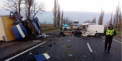 Под Николаевом микроавтобус, перевозивший тела умерших от COVID-19, попал в ДТП: водитель погиб