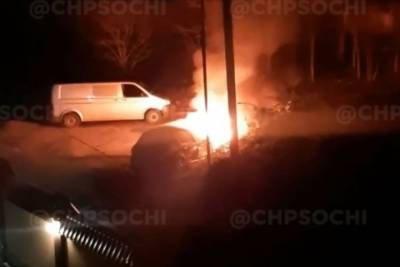 Ночью в Сочи сгорел автомобиль
