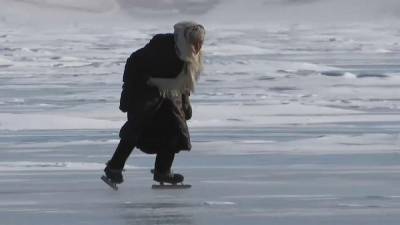 Возраст - не помеха: пенсионерка скользит по байкальскому льду