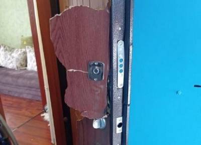ОМОН на Алтае по ошибке выбил дверь и вломился в квартиру с двумя детьми
