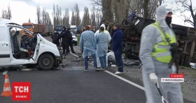Авария ритуального авто под Николаевом: на месте работают следователи в защитных костюмах