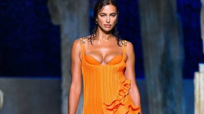 Ода оптимизму: оранжевые платья в коллекциях весна-лето 2021