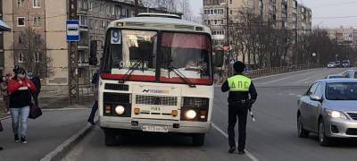 Водителя автобуса в Петрозаводске оштрафовали за разговор по телефону во время поездки