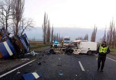 Под Николаевом микроавтобус с телами больных COVID-19 попал в ДТП: водитель погиб