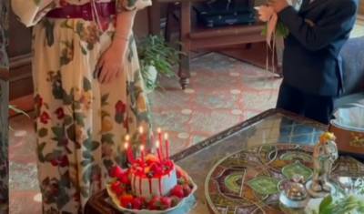 В свой день рождения Алла Пугачева была без макияж и ела пирожки из детства