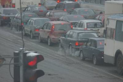 Водители встали в многокилометровой пробке на Пулковском шоссе