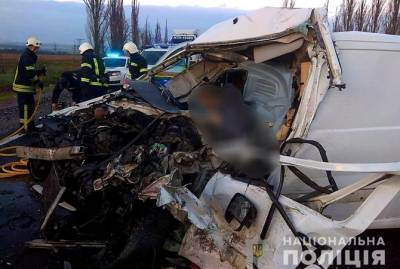 Микроавтобус, который перевозил умерших от коронавируса, попал в смертельное ДТП в Николаевской области