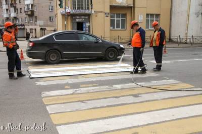 На улицах Смоленска обновляют дорожную разметку
