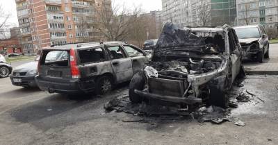 ФОТО: В Пурвциемсе ночью сгорел еще один BMW X5: полиция отрицает связь с убийством Беззубова