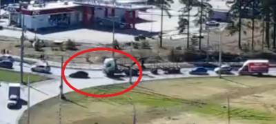 Лесовоз столкнулся с легковым авто на кольцевой дороге в Петрозаводске (ВИДЕО)