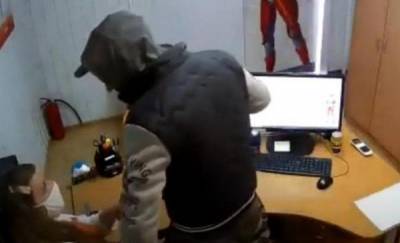 В Тюменской области мужчина в маске с муляжом оружия напал на микрофинансовую организацию