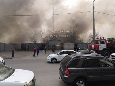 В Астрахани в результате загорания камыша пострадали гаражи и автомобиль