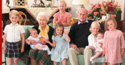 Елизавета II - принц Гарри - Кейт Миддлтон - принц Джордж - принц Филипп - принцесса Шарлотта - принцесса Анна - Зара Тиндалл - Королевская семья поделилась неизвестной фотографией принца Филиппа с правнуками - profile.ru