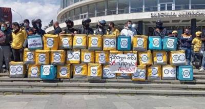 В Тбилиси протест против строительства Намахвани ГЭС поддержали курьеры сервиса доставки