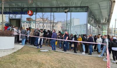 Огромная очередь желающих сдать билеты собралась у московского офиса Turkish Airlines