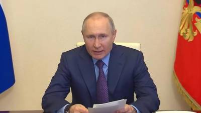 Владимир Путин - Путин призвал избавить врачей и соцработников от бумажной волокиты - piter.tv