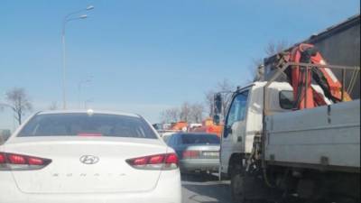 Водители застряли в пробке на Пулковском шоссе