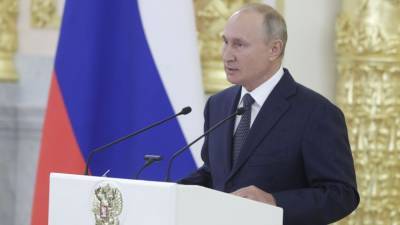 Президент России объяснил важность отказа от абсурдных норм в социальной сфере