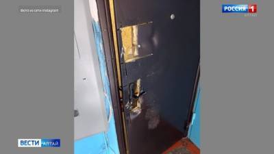 На Алтае силовики ошиблись квартирой и вырезали дверь болгаркой
