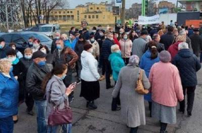 Доведенные до отчаяния работники авиазавода в Харькове перекрыли дорогу