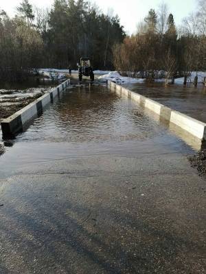 Низководный автомобильный мост через Линду затопило на Бору