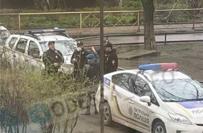 Бездыханное тело найдено под подъездом дома в Одессе: первые кадры трагедии