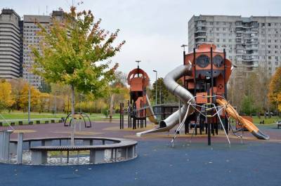 Детские площадки обновляют в Москве на деньги от платных парковок