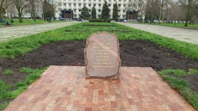 Памятник героям АТО в Одессе облили снова краской: осквернили второй раз за месяц – фото