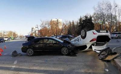 В центре Тюмени в ДТП перевернулась машина такси, есть пострадавшие