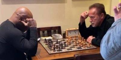 Сыграли в шахматы и гольф. Майк Тайсон встретился с Арнольдом Шварценеггером в его доме в Лос-Анджелесе — фото, видео