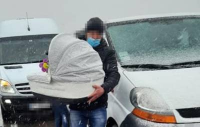 Везли на операцию: семья с 1-месячным младенцем попала в ДТП во Львове, кадры с места аварии