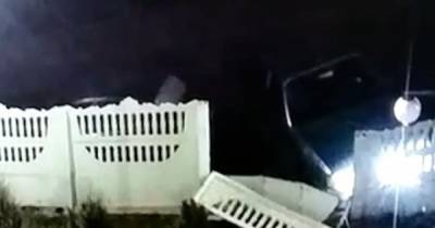 В Житомире водитель разбил забор детского сада и скрылся с места ДТП