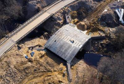 В Кировском районе завершают капитальный ремонт уникального моста через Ковру