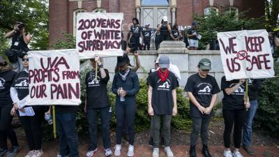 В американском Шарлотсвилле сотни студентов вышли на демонстрацию