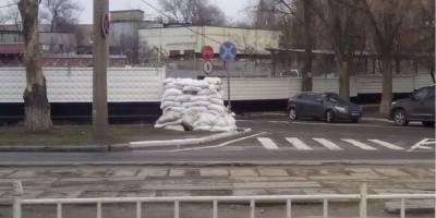 «Планируют эвакуацию». В оккупированном Донецке боевики укрепляют админздания и готовят бомбоубежища — фото