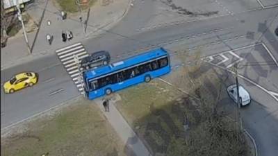 Автобус снес столб на юго-западе Москвы