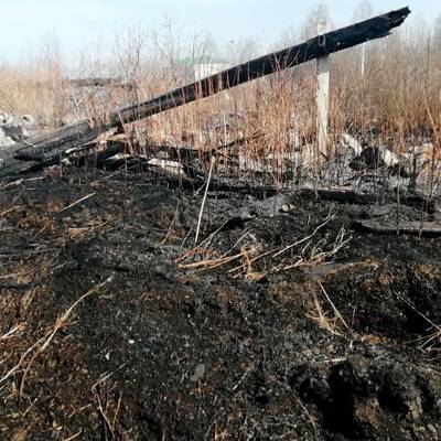 Несколько жилых домов горят в одном из поселков Свердловской области